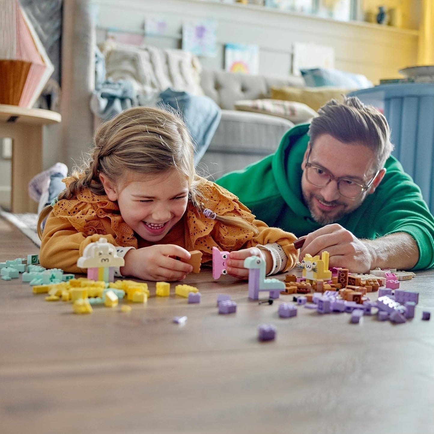 LEGO 11028 Klasyczny pastelowy zestaw do kreatywnego budowania Brick Box, zabawka konstrukcyjna dla dziewcząt i chłopców w wieku od 5 lat z modelami; lody, dinozaur, kot i więcej Zestawy do budowania w sklepie LEGO