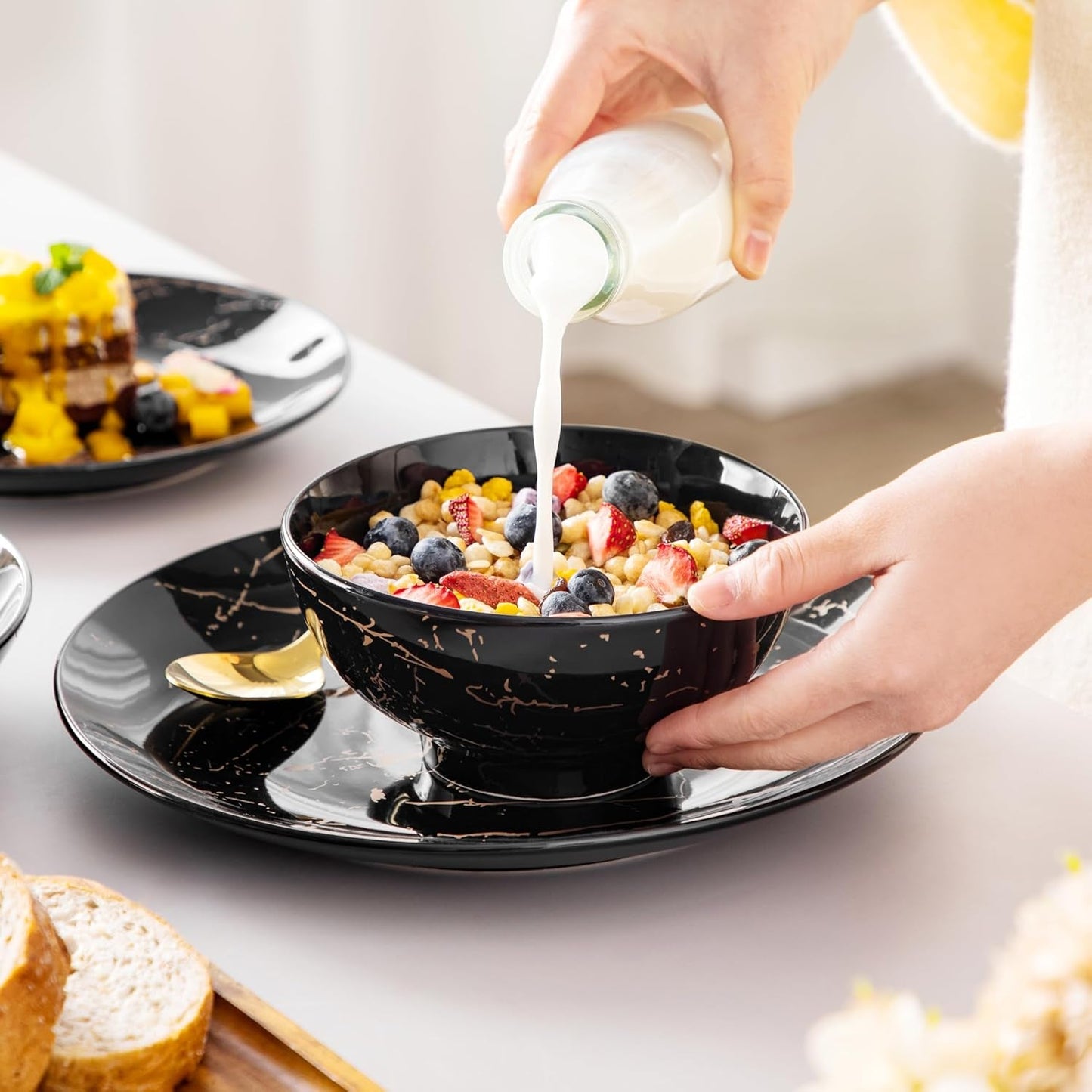 LOVECASA Seria Daphne Zestaw porcelanowych naczyń obiadowych SWEET 24-częściowy zestaw kombinowany Talerze obiadowe w złotym stylu Talerze deserowe Miski na płatki zbożowe i talerze obiadowe dla 6 osób