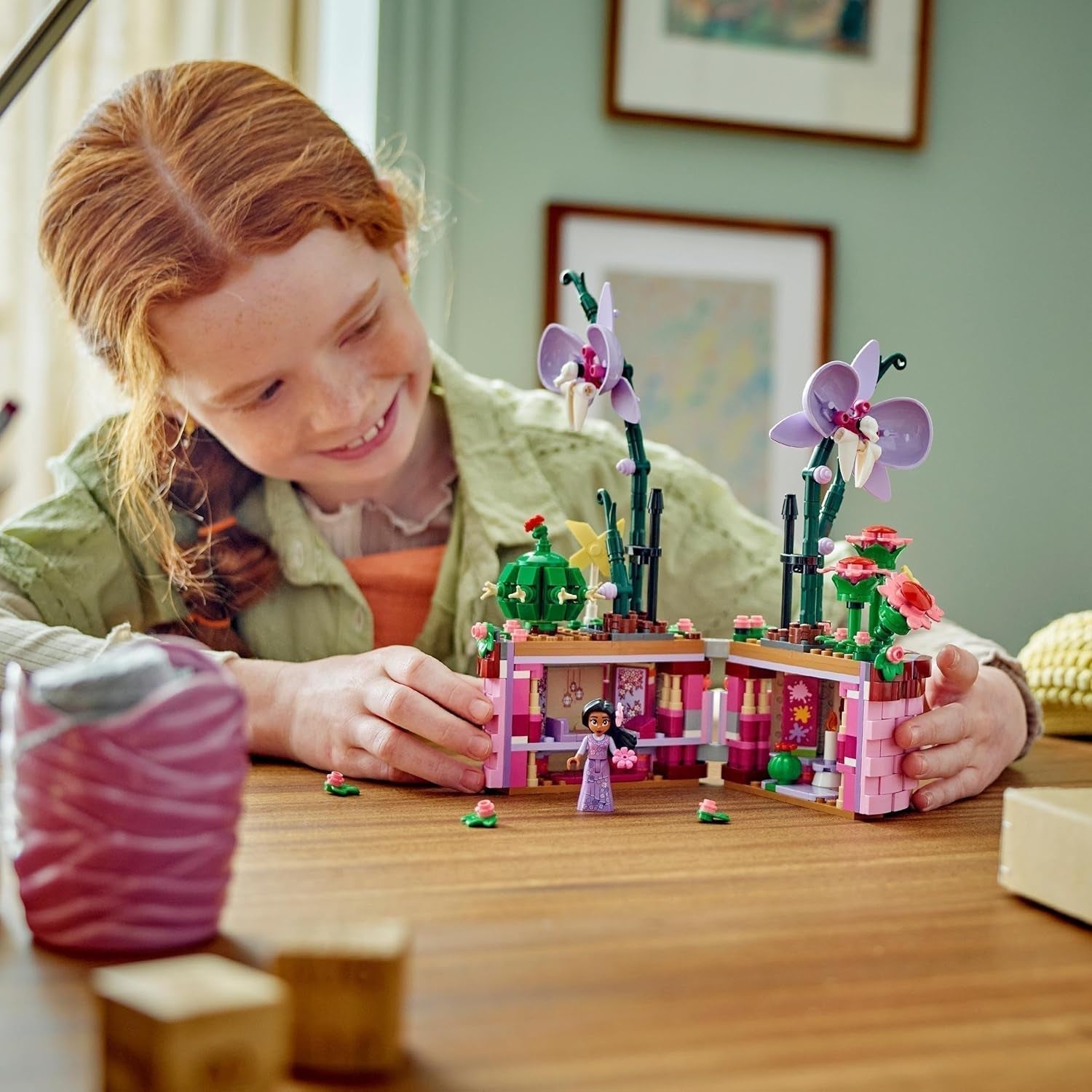 LEGO® Disney Encanto Doniczka Isabelli, zestaw zabawek do budowania dla dzieci, orchidea, dekoracyjny zestaw do budowania z minilaleczką z postaciami filmowymi, pomysł na prezent dla dziewcząt i chłopców od 9 lat 43237 Zestawy do budowania Szukaj sklepu LEGO