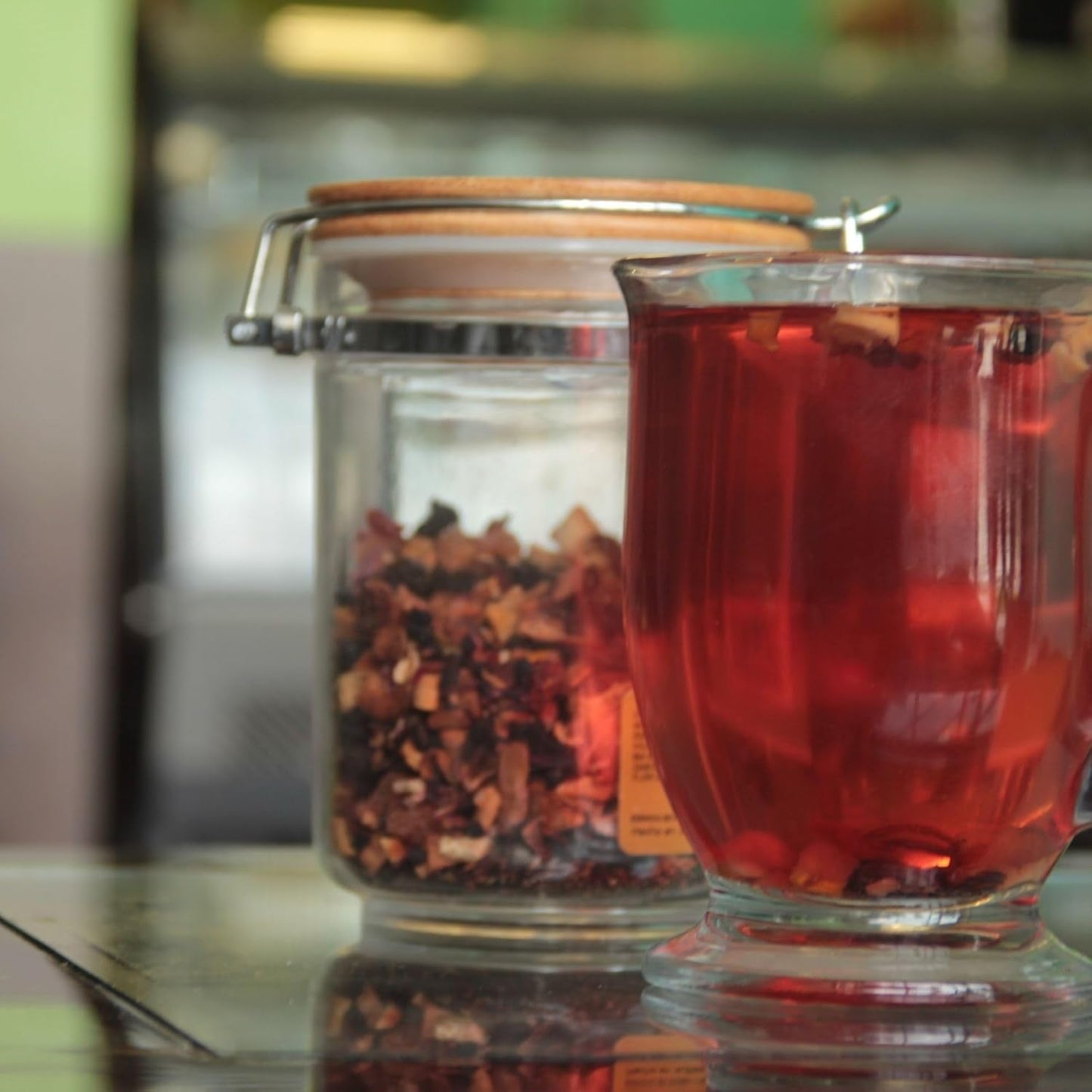Herbata Owocowa – 100g Aromatyzowana mieszanka owocowa z jabłkiem, hibiskusem i cynamonem – torebka Ziplock, ok. 25 filiżanek – Bez dodatków, pakowane w Niemczech