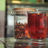 Herbata Owocowa – 100g Aromatyzowana mieszanka owocowa z jabłkiem, hibiskusem i cynamonem – torebka Ziplock, ok. 25 filiżanek – Bez dodatków, pakowane w Niemczech