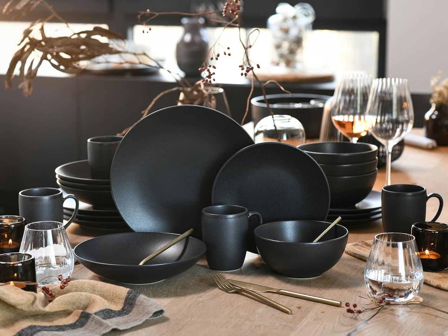 Creatable, 23146, seria SOFT TOUCH BLACK, 20-częściowy zestaw naczyń obiadowych, serwis łączenia porcelany, można myć w zmywarce i używać w kuchence mikrofalowej, wyprodukowano w Portugalii