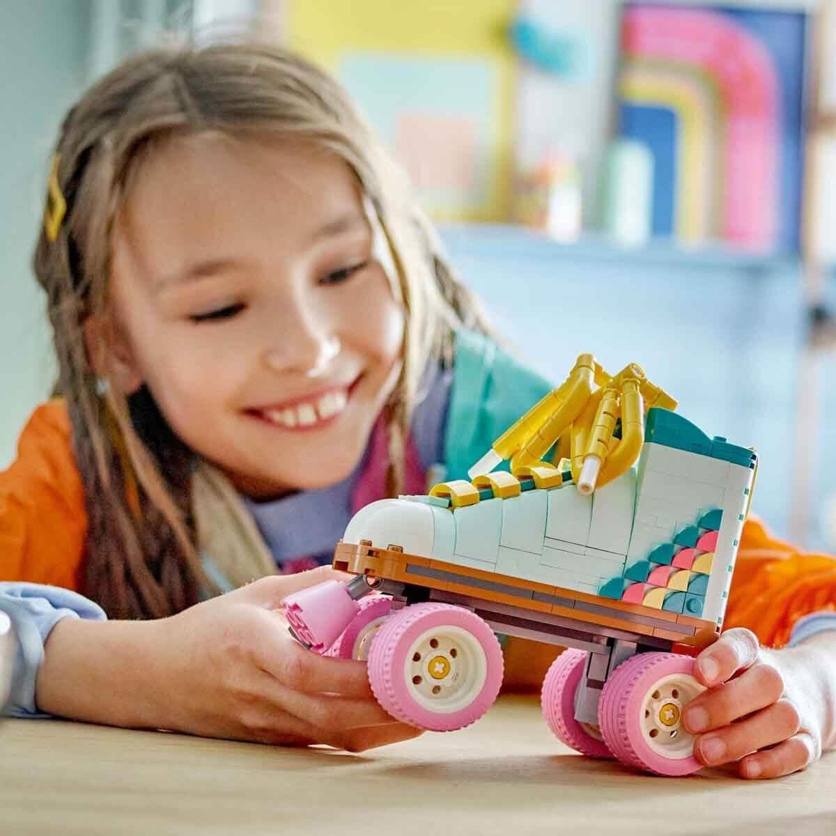 LEGO Creator Zabawka na rolkach 3 w 1 dla dziewcząt i chłopców z mini deskorolką i boomboxem, dekoracja sypialni w stylu retro, prezent urodzinowy dla 8-latka 31148 Zestawy do budowania Besuche w sklepie LEGO