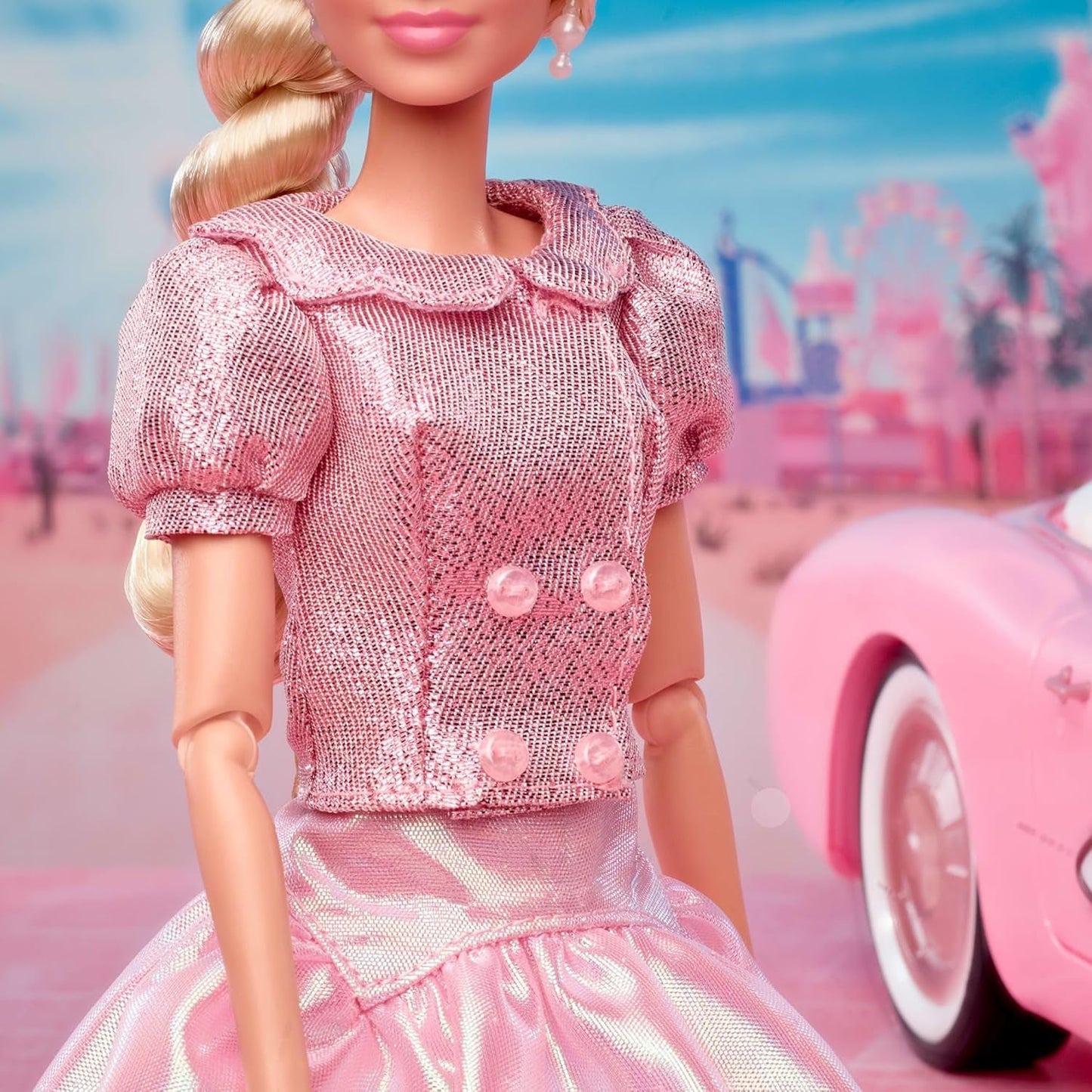 Barbie Film na podstawie filmu Margot Robbie jako figurka kolekcjonerska Barbie w różowej bluzce i tiulowej spódnicy ze stylizowaną fryzurą i pasującą biżuterią JBJ53