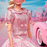 Barbie Film na podstawie filmu Margot Robbie jako figurka kolekcjonerska Barbie w różowej bluzce i tiulowej spódnicy ze stylizowaną fryzurą i pasującą biżuterią JBJ53