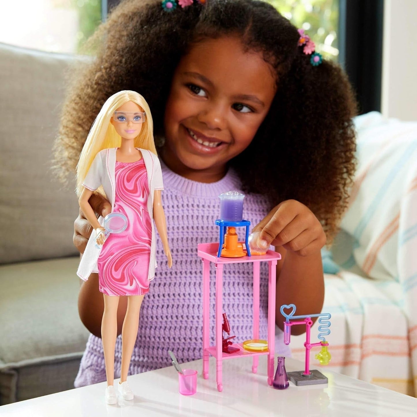 Lalka Barbie Naukowiec i akcesoria z modną blondynką, stołem laboratoryjnym, mikroskopem, kasjerem zmieniającym kolor i szalką Petriego, lalki JCR70 Naty Shop