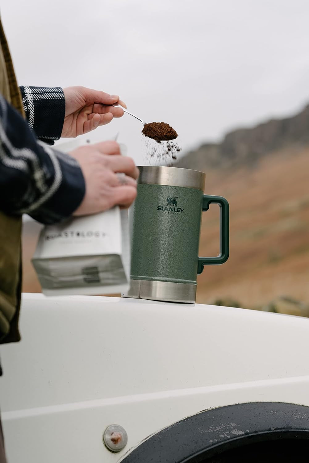 STANLEY Classic Stay Hot Coffee Press 1,4 l Hammertone Green - Utrzymuje gorącą kawę przez 4 godziny - Minimalny osad - Zintegrowana prasa do kawy ze stali nierdzewnej - Nie zawiera BPA - Można myć w zmywarce