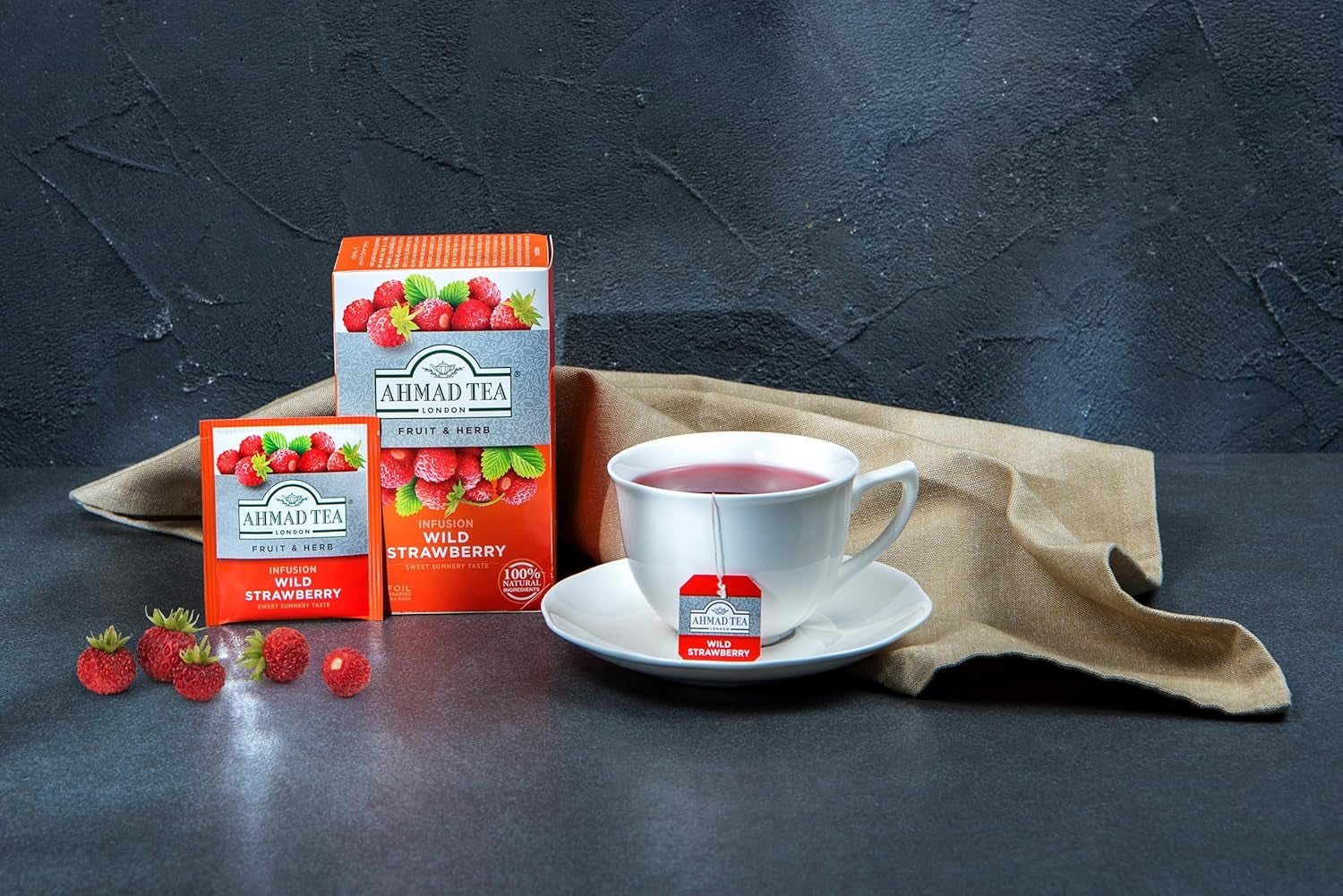 Ahmad Tea - Dzika truskawka - Bezkofeinowa herbata owocowo-ziołowa - Truskawka - Smakowa, pakowana pojedynczo torebka na herbatę zawierająca 2 g herbaty w porcji - 20 torebek z paskiem