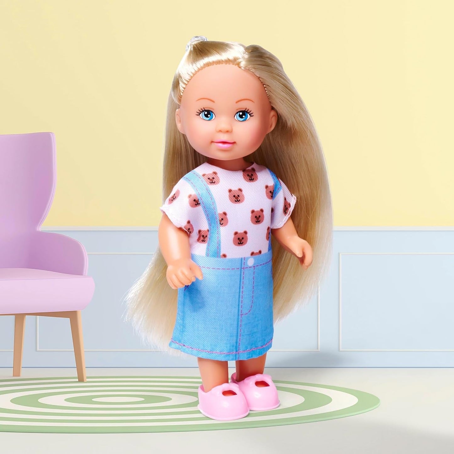 Lalka Simba Evi Love w uroczej dżinsowej sukience, w tym dwa inne stroje z uroczymi nadrukami i tenisówki, 12 cm, wiek 3+