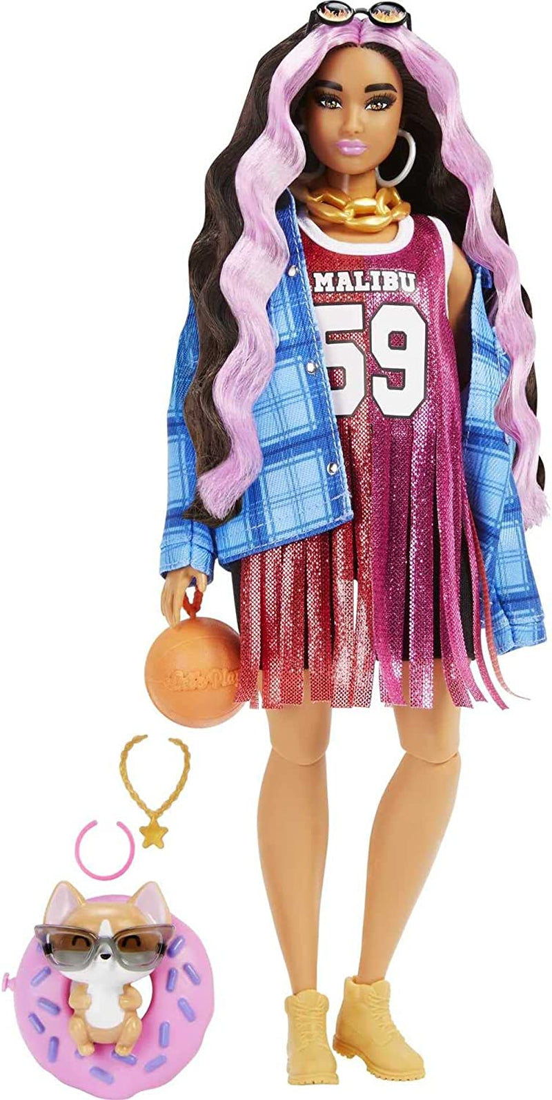 Barbie HDJ46 – dodatkowa lalka w sukience z koszulką do koszykówki i akcesoriami, ze zwierzakiem Corgi, bardzo długimi kręconymi włosami z różowymi smugami i elastycznymi stawami, zabawka prezentowa dla lalek w wieku 3+ lat Buty Naty Shop