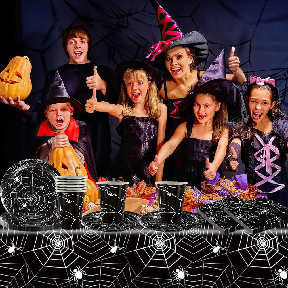 49-częściowy zestaw sztućców papierowych w kształcie pająka na Halloween, w tym talerze, serwetki, szklanki i obrus. Czarny zestaw obiadowy składający się z talerzy deserowych, serwetek i szklanek.