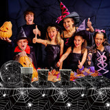 49-częściowy zestaw sztućców papierowych w kształcie pająka na Halloween, w tym talerze, serwetki, szklanki i obrus. Czarny zestaw obiadowy składający się z talerzy deserowych, serwetek i szklanek.