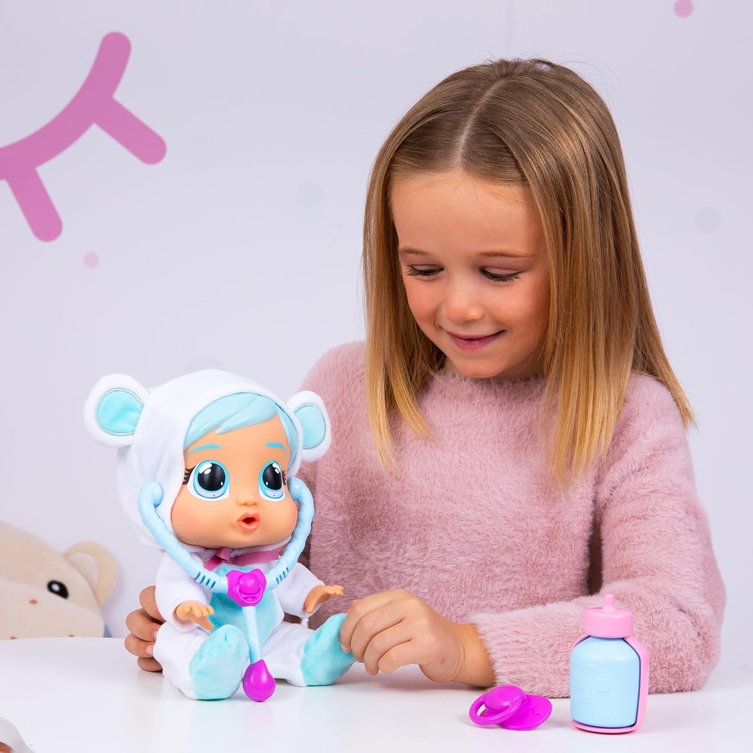 Cry Babies Loving Care Kristal Doll, Kristal Loving Care Baby Doll z 3 akcesoriami do zabawy w lekarza, opieki pielęgniarskiej, płaczu prawdziwymi łzami, zabawka dla 18-miesięcznego dziecka