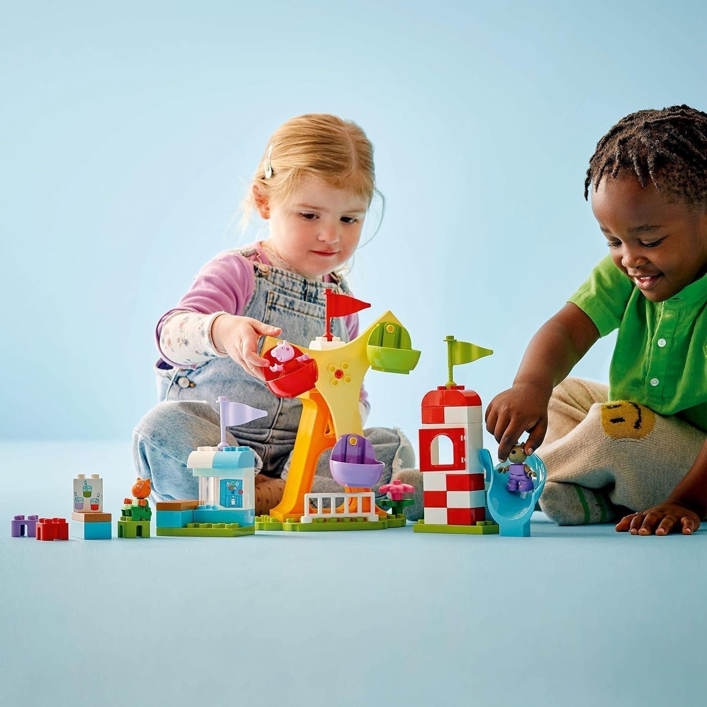 LEGO DUPLO Jarmark Peppa Wutza — Zabawki dla dzieci i zabawki motoryczne od 2. roku życia — Gry dla przedszkolaków z dużym kołem, zjeżdżalnią i 3 figurkami, w tym Mollie Kitty i Klausi Kläff — Prezent dla dzieci 10453 Zestawy do budowania Besuche den LEGO-Store