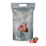 Czekolada Lindta | Różne torby LINDOR srebrne | Worek 1 kg | 80 kulek rozpływającej się w ustach mlecznej czekolady, 70%, smak solonego karmelu i podwójnej czekolady | Prezent w postaci czekolady do dzielenia się