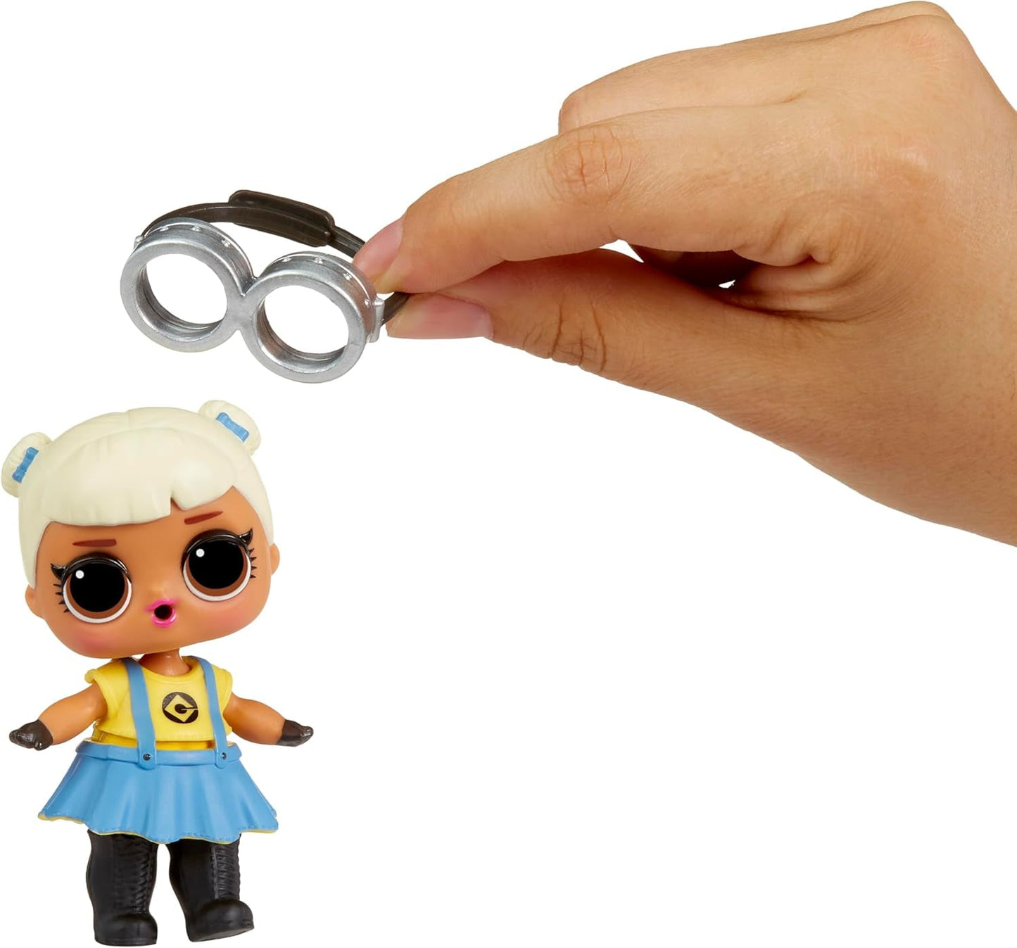LOL niespodzianka! Loves Minions Tots – zawiera 1 lalkę ze strojem i akcesoriami, piłkę inspirowaną Minionkami, ukryte opakowanie, 6 lalek kolekcjonerskich