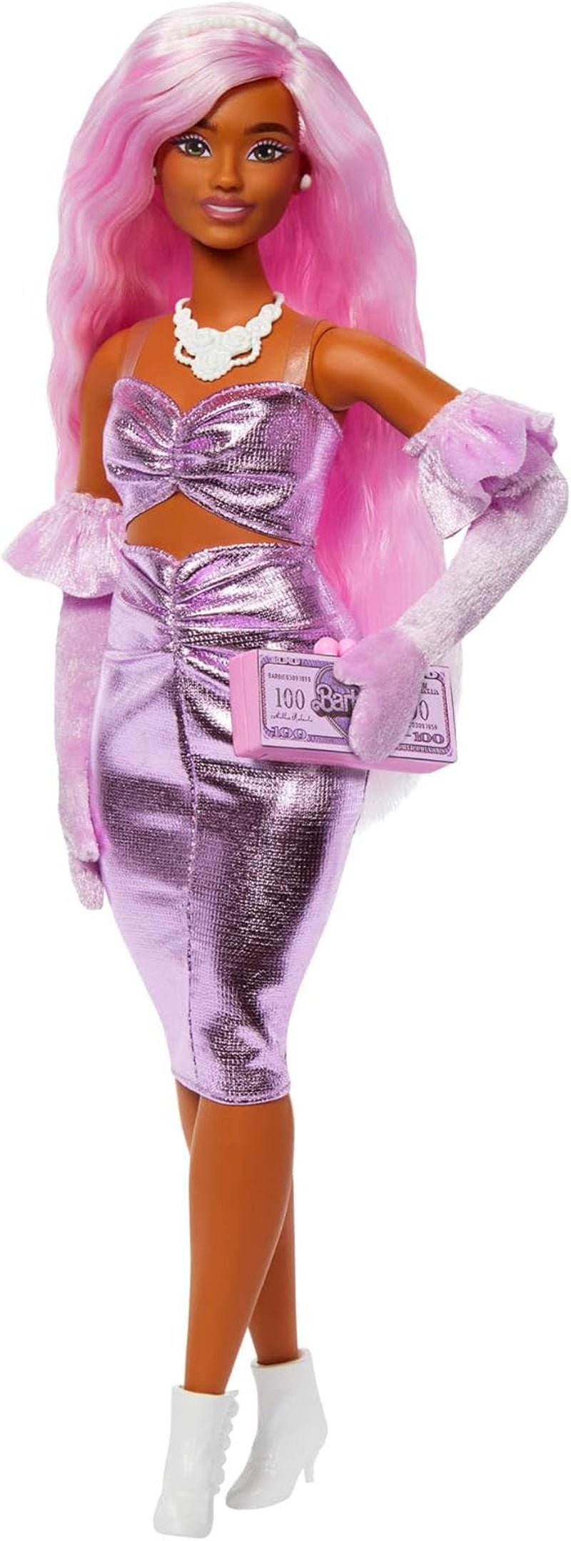 Lalka Barbie Deluxe Style nr. 3 ze strojem Barbiecore, blond włosami spiętymi w wysoki kok, pastelową różową sukienką z dużą kokardką i dodatkami takimi jak rajstopy kabaretki, lalki HYV27 Pink Naty Shop