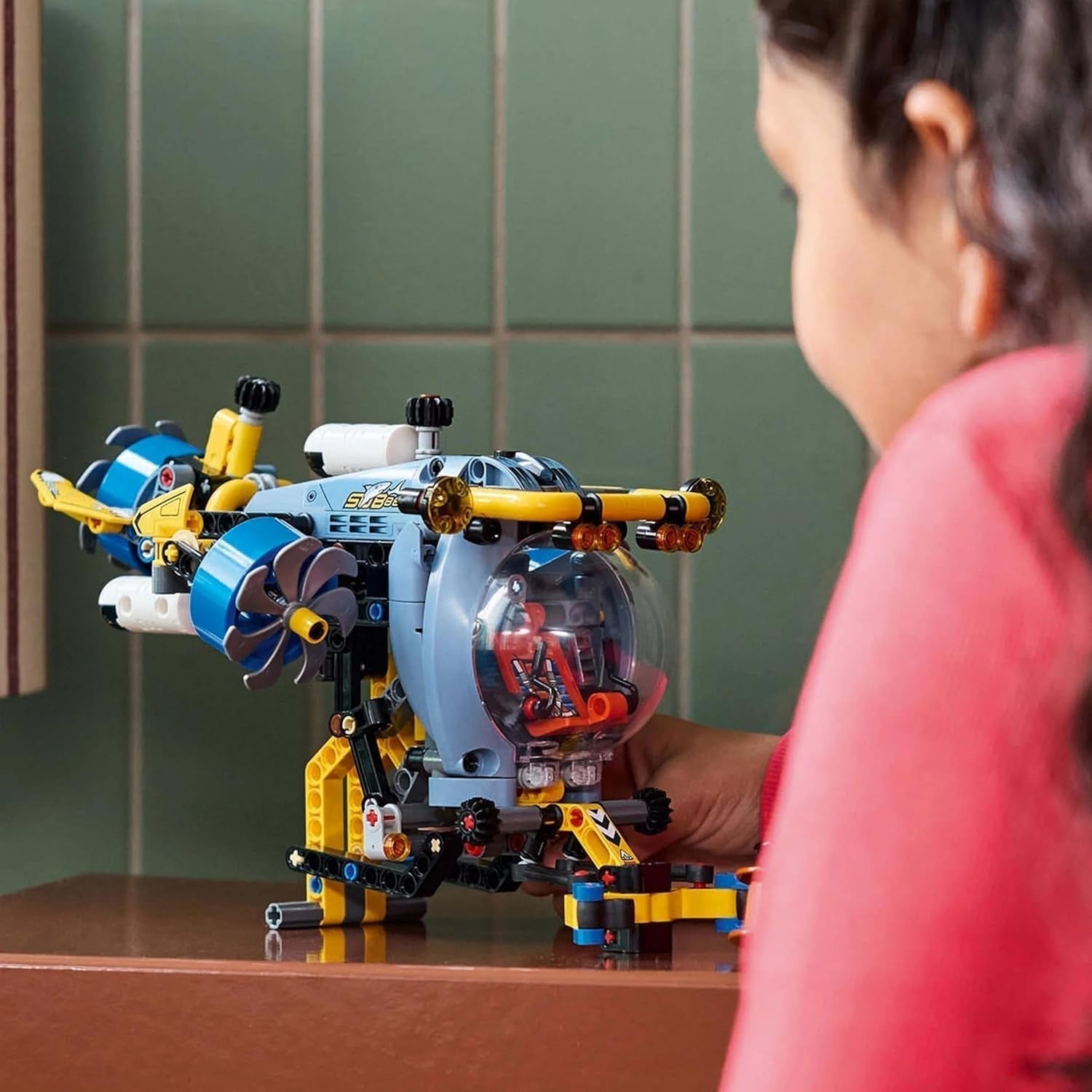LEGO Technic Odkrywca głębin Łódź podwodna Zabawka do budowania dla dzieci w wieku 9 lat Chłopcy i dziewczęta Kreatywne pomysły na prezenty urodzinowe Pojazd do zbudowania z obracającymi się śmigłami 42201 Zestawy do budowania Besuche den LEGO-Store