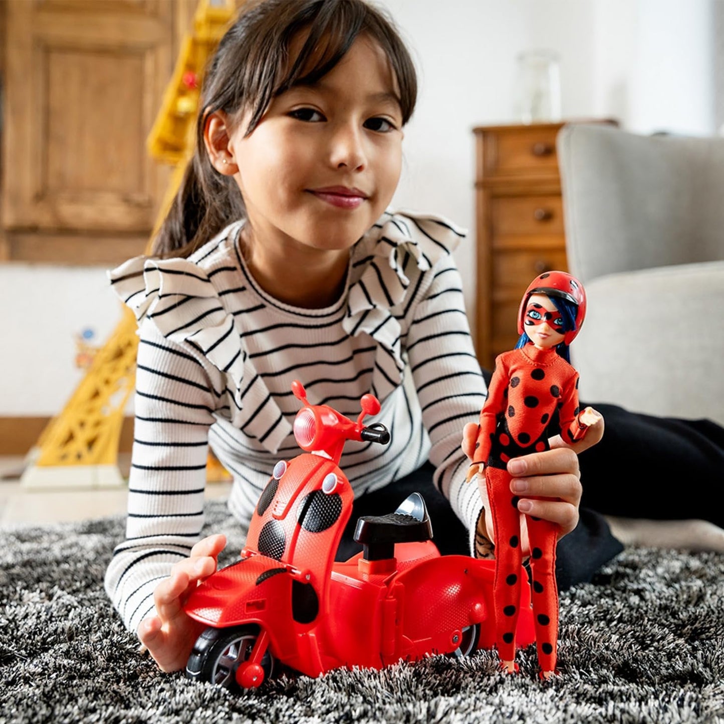 Bandai - Miraculous Ladybug - Cudowna hulajnoga Switch'n Go + 26 cm Biedronka Lucky Charm przegubowa lalka - P50668