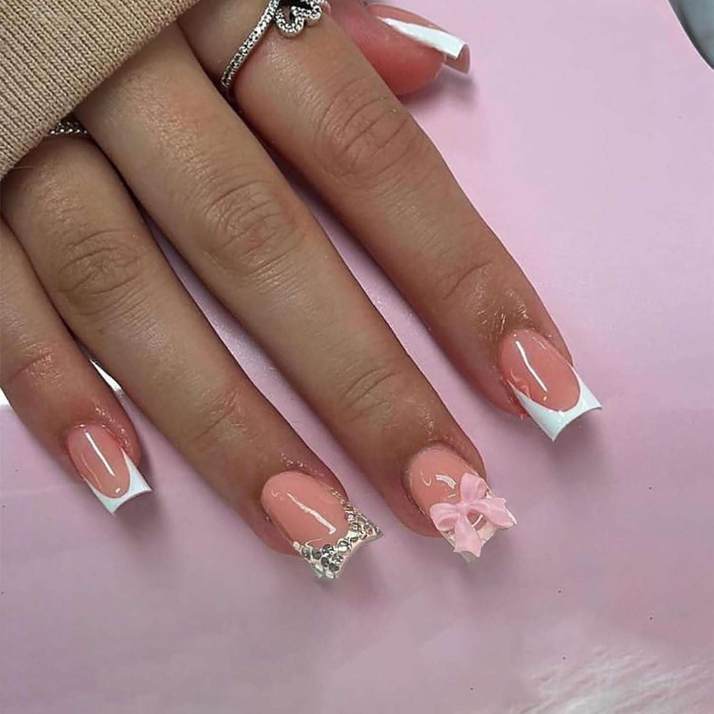 24 szt. Różowa kokardka z diamentem tabletki do francuskiego Manicure kwadratowe paznokcie wzór ze strasami Nude różowe sztuczne paznokcie Full Cover klej Manicure