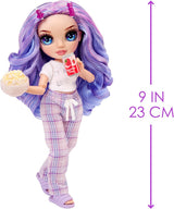 Lalka Rainbow High Junior High PJ Party - fioletowa - 22 cm z miękkim kombinezonem, kapciami i akcesoriami do zabawy - Zabawka dla dzieci - Idealna dla dzieci w wieku 4-12 lat