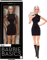 Kolekcjonerska lalka Barbie Basics Model 2 z blond włosami, czarną mini sukienką i butami gladiatorkami, moda w rozmiarze uniwersalnym, przegubowym korpusie i wymiennej główce, JBH71