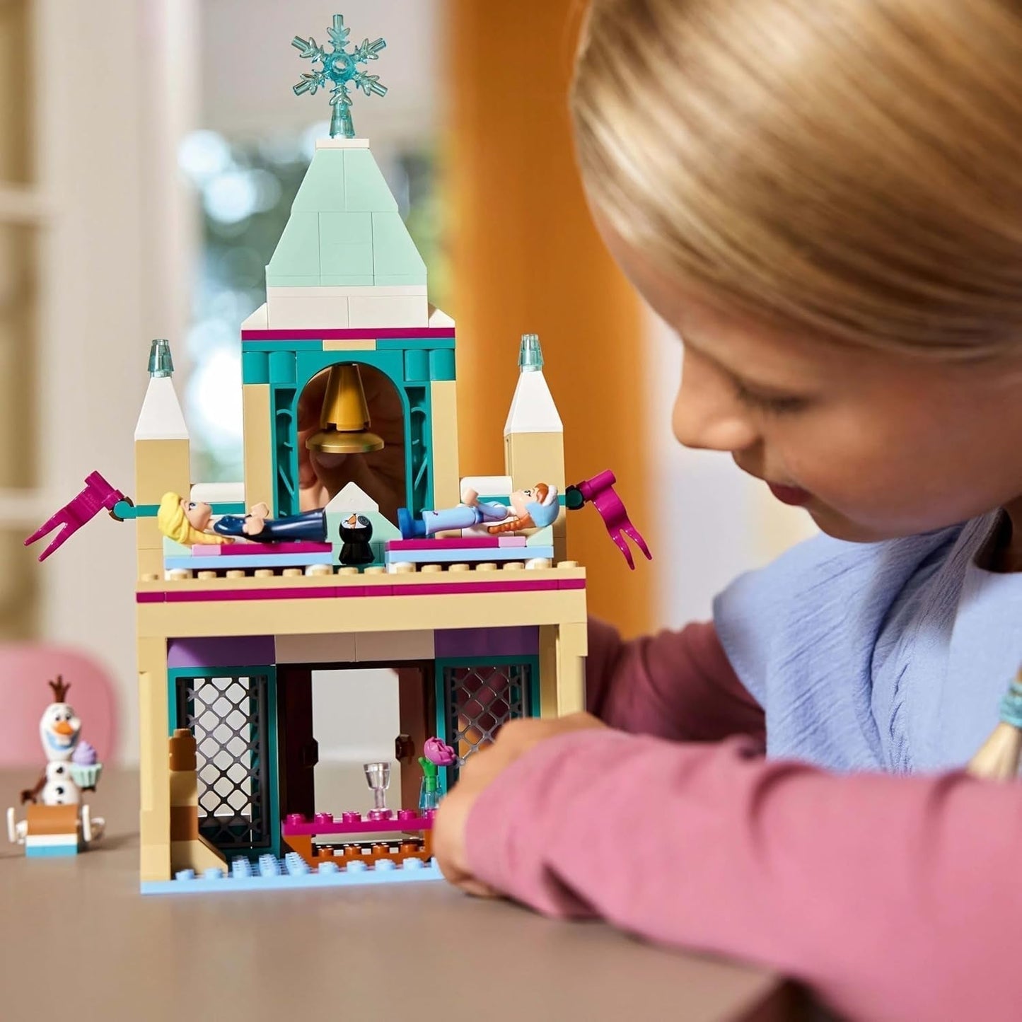 LEGO® Disney Kraina Lodu Zamek Arendelle, zabawka księżniczki z ELSA, minilaleczkami Anny i Olafa oraz figurką pingwina, zestaw fantasy, prezent dla 5-letnich dziewczynek 43265 Zestawy do budowania w sklepie LEGO
