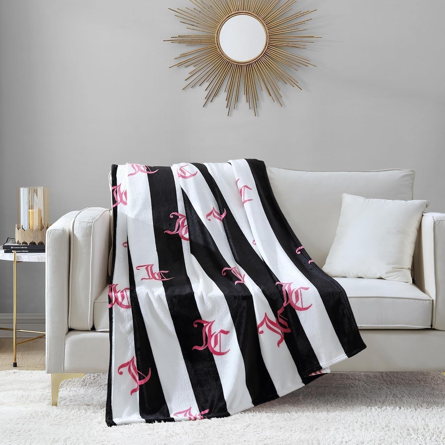 Pluszowy koc Juicy Couture Cabana, 127,7 x 178,8 cm, luksusowy pluszowy koc z mikrofibry zapewniający maksymalny komfort i przytulne ciepło Łóżka i koce Juicy Couture