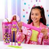 Barbie Pop Reveal Bubble Tea Lalka i akcesoria, Lalka modowa pachnąca Berry Bliss ze zwierzakiem, 8 niespodzianek, zawiera zmieniacz kolorów, kubek do przechowywania, HTJ20