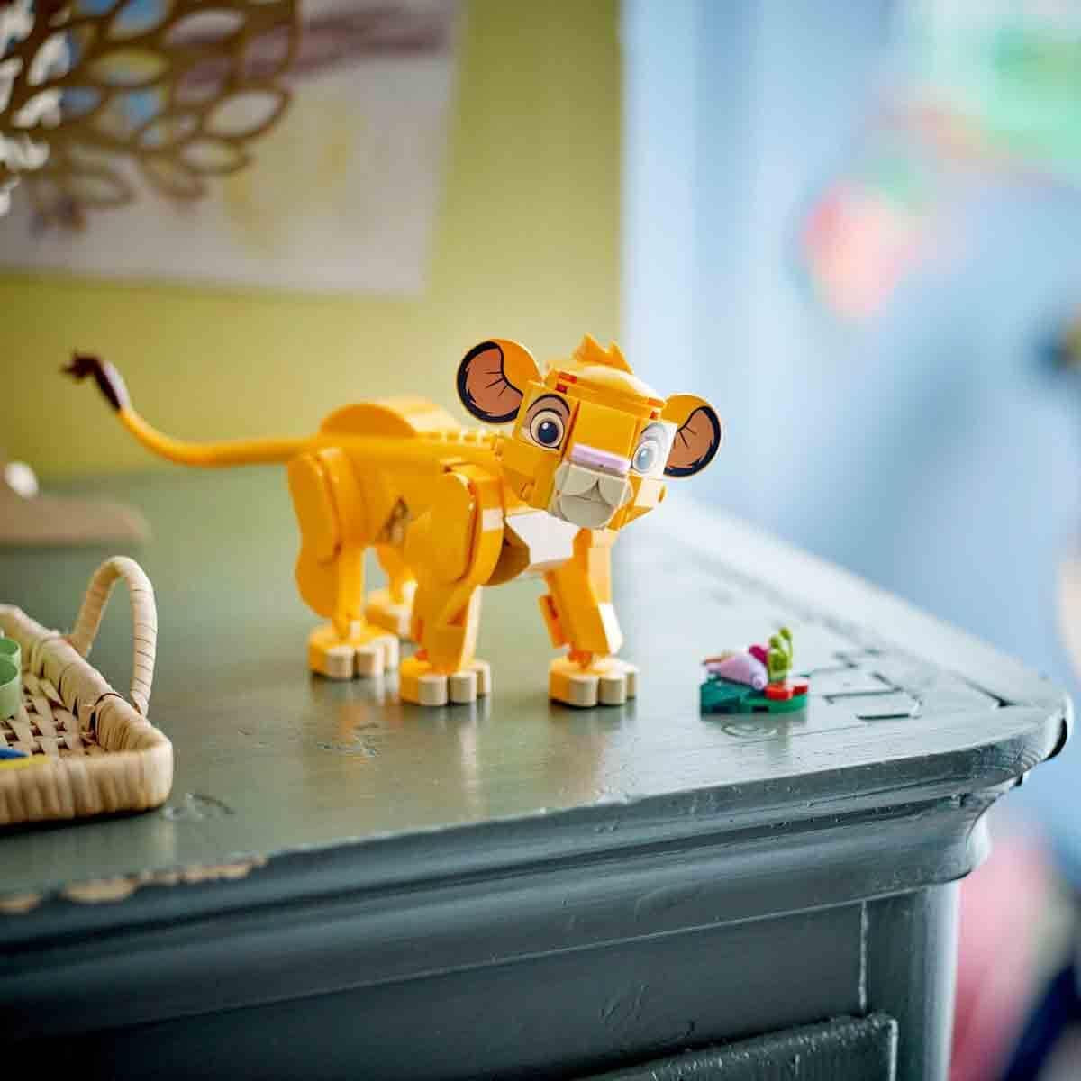 LEGO Ç€ Disney Simba, lwiątko króla lwa, zabawka do budowania dla dzieci, fantasy Zestaw z figurką lwa, fajny pomysł na prezent dla dziewcząt i chłopców od 6 lat, zabawka dla dzieci 43243 Zestawy do budowania Beuche den LEGO-Store