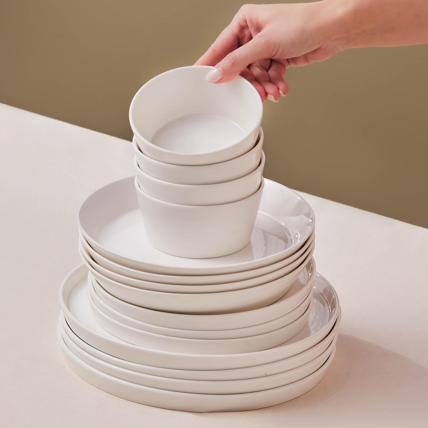 Zestaw obiadowy Karaca Stream Bone Bomo na 12 osób Elegancki zestaw talerzy kwadratowych Eleganckie zastawy stołowe z białej porcelany