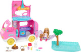Przyczepa kempingowa Barbie Chelsea 2 w 1 — zabawkowy pojazd z basenem, hamakiem i jadalnią do kreatywnej zabawy i opowiadania historii, od 3 lat, HNH90