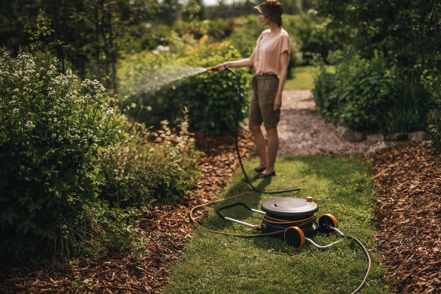Koło wodne Fiskars Comfort L z kołami, kompleksowy zestaw do podlewania, całkowity zasięg 31,5 m, automatyczne zwijanie, uniwersalny wąż ogrodowy (Ř 13 mm), uniwersalne przyłącze do kranu, 1071670