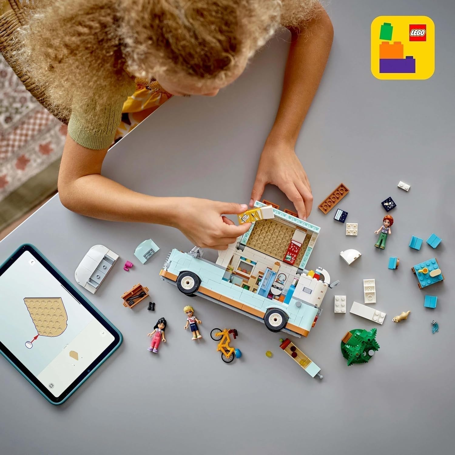 LEGO Friends Przyczepa kempingowa, zestaw do budowania do odgrywania ról z przyczepą kempingową, prezent dla dziewczynek w wieku od 7 lat, kreatywny zestaw z 3 minifigurkami i figurką zwierzątka fretki 42663 Zestawy do budowania Besuche den LEGO-Store