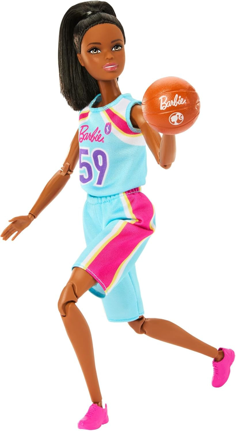 Barbie Made to Move Lalka i akcesoria, Brunetka koszykarz z odpinaną sportową sukienką i piłką, 22 przeguby, HKT74