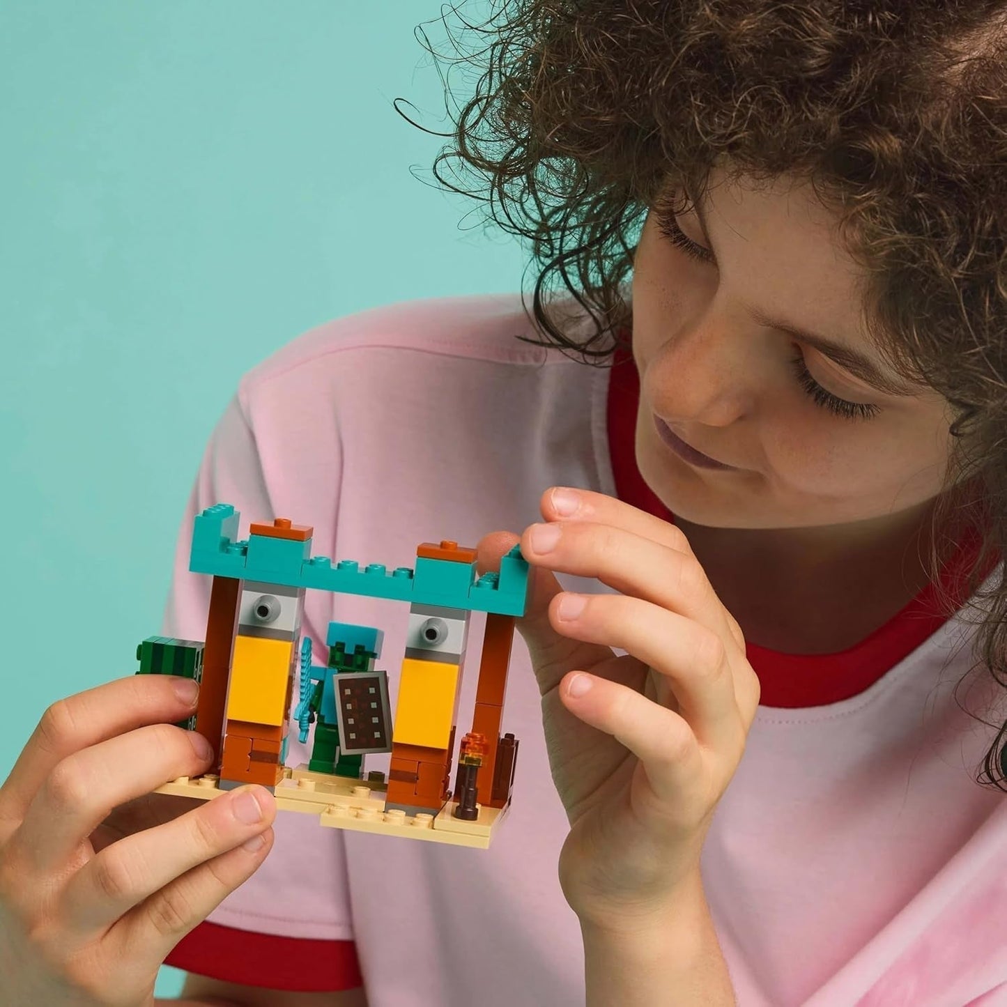 LEGO Minecraft Zestaw gier wideo Pustynny patrol Illager dla dzieci, minizabawka placówki i trzy minifigurki, w tym łupieżca, sługa i rycerz-kaktus 21267 Zestawy do budowania Kup w sklepie LEGO
