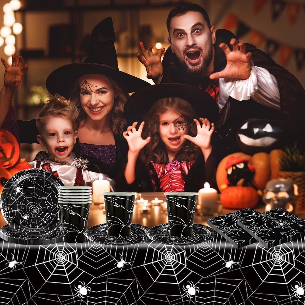 49-częściowy zestaw sztućców papierowych w kształcie pająka na Halloween, w tym talerze, serwetki, szklanki i obrus. Czarny zestaw obiadowy składający się z talerzy deserowych, serwetek i szklanek.