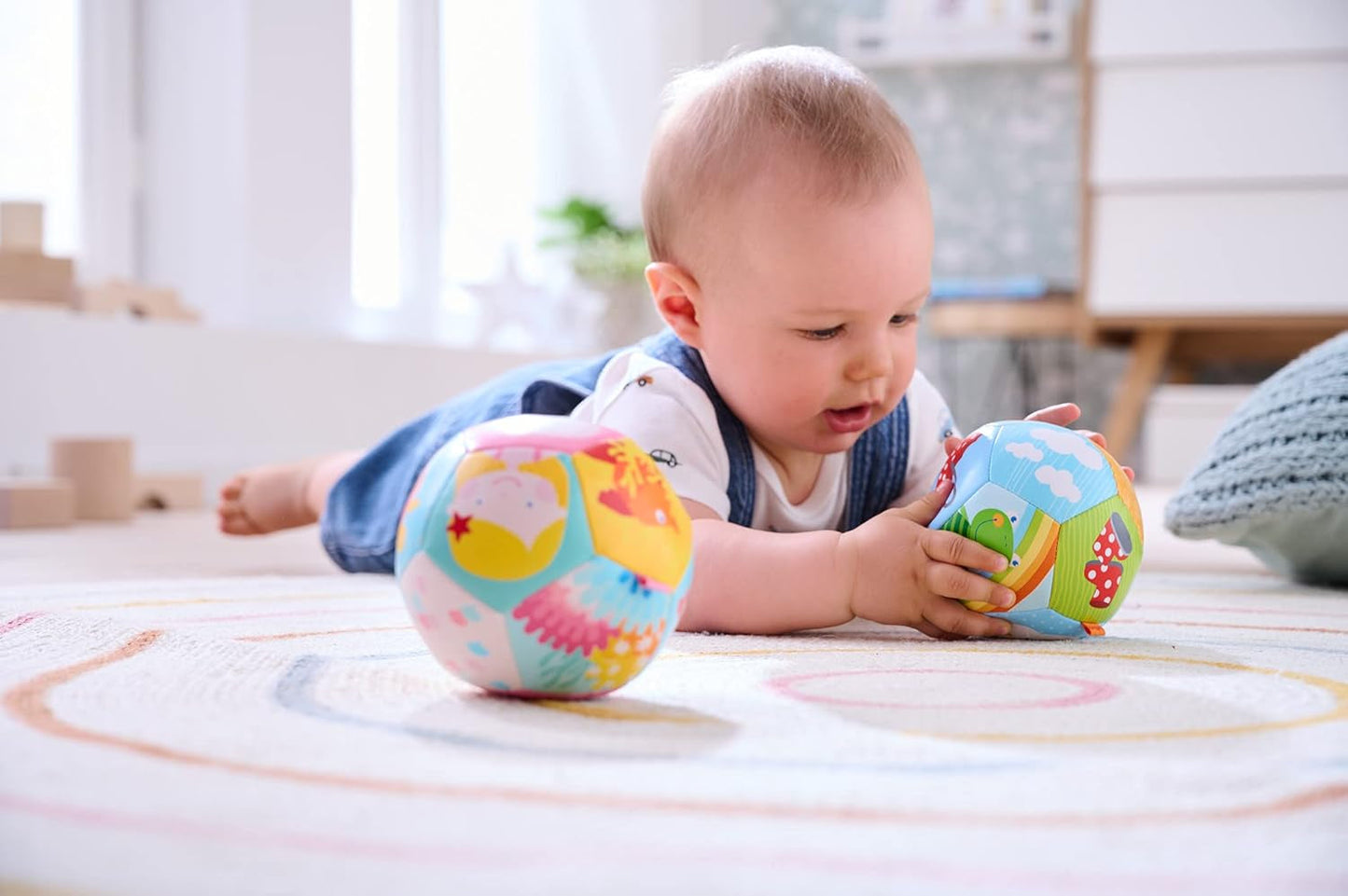 HABA Babyball Rainbow World - Miękka piłka od 6 miesiąca z kolorowymi motywami pogodowymi, Ø 11 cm, idealna do pierwszego łapania i zabawy piłką - 1306318001 Jucarii Bebe Naty Shop