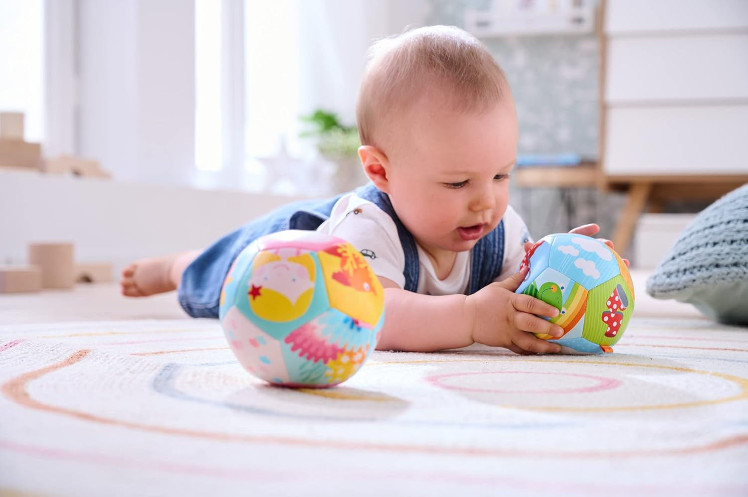 HABA Babyball Rainbow World - Miękka piłka od 6 miesiąca z kolorowymi motywami pogodowymi, Ø 11 cm, idealna do pierwszego łapania i zabawy piłką - 1306318001 Jucarii Bebe Naty Shop