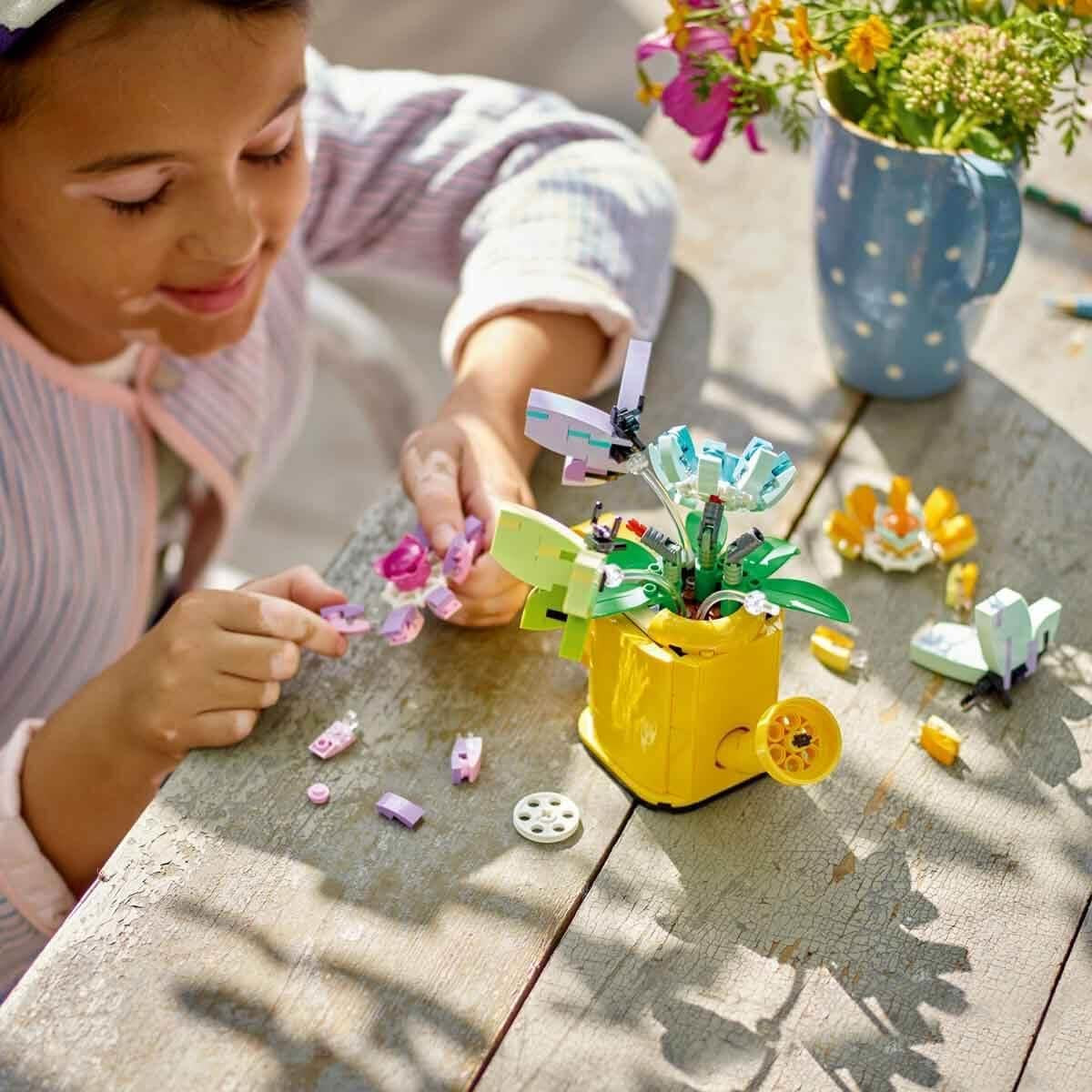 LEGO Creator Zestaw zraszaczy do kwiatów 3 w 1, dekoracja pokoju dziecięcego, zbudowanie zraszacza z bukietem kwiatów, kalosze lub 2 zabawkowe ptaki, kreatywny prezent dla dziewcząt i chłopców w wieku 8 lat 31149 Zestawy do budowania Besuche den LEGO-Store