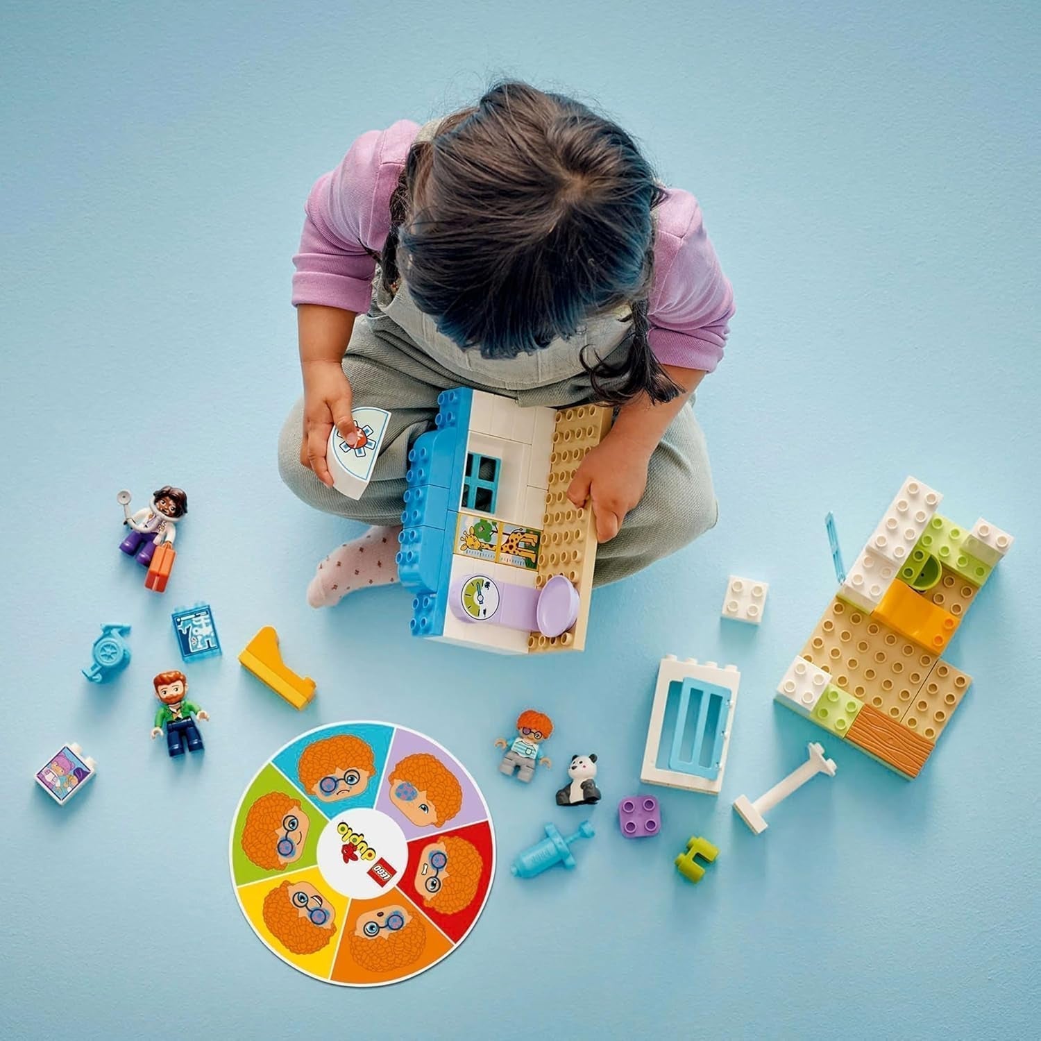 LEGO DUPLO Miasto Pierwsza wizyta u lekarza, zabawka do budowania, zestaw do rozwijania umiejętności motorycznych, prezent dla dwuletnich maluchów, zabawka edukacyjna, odgrywanie ról w szpitalu 10449 Zestawy do budowania Besuche den LEGO-Store