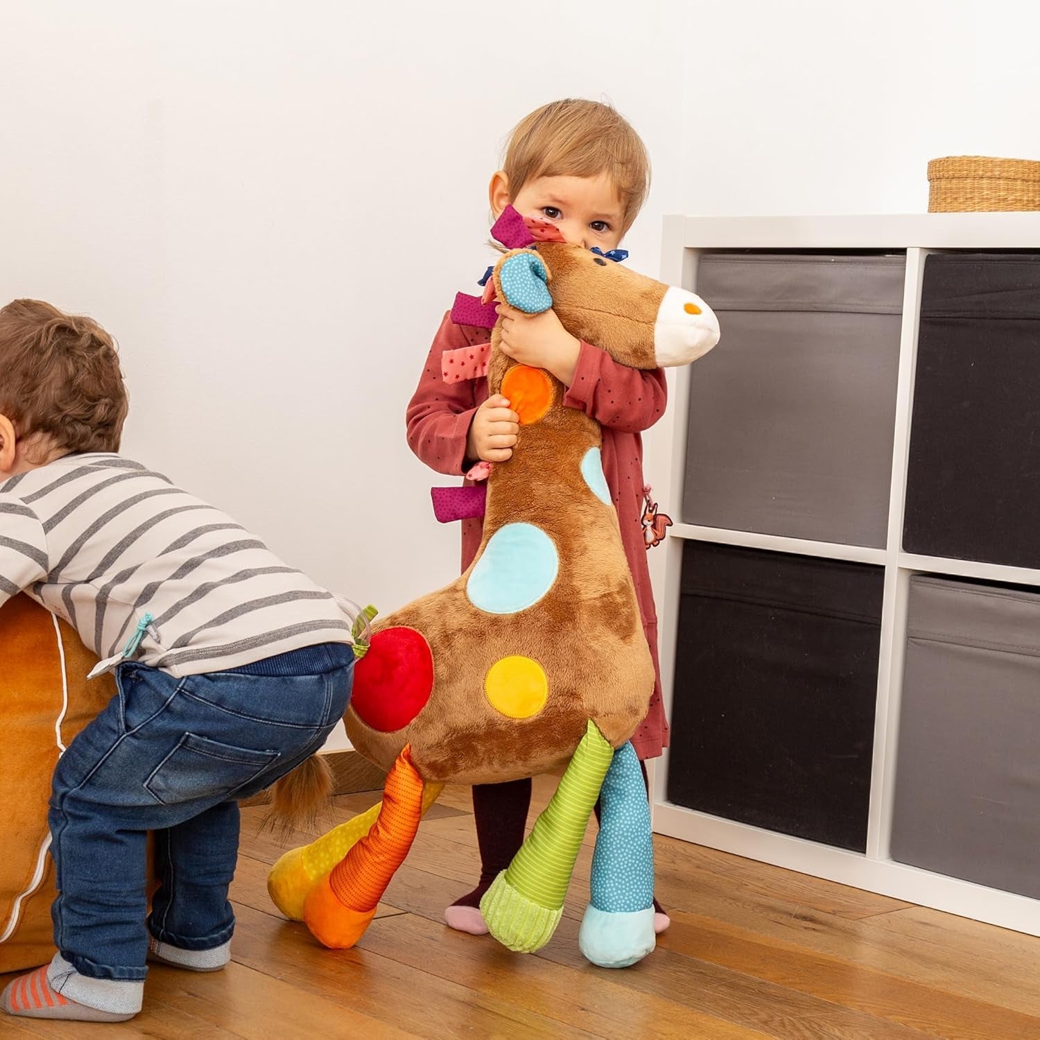 SIGIKID 42863 Zabawka dla dziecka Żyrafa XXL, Zabawka edukacyjna PlayQ, Pluszowa zabawka z kółeczkiem do ząbkowania, Grzechotką, Lusterkiem, Piszcząca, dla niemowląt i dzieci od 3. miesiąca życia, Wielokolorowy/Żyrafa 72 cm Zabawki Bebe Naty Shop