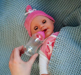 Simba 105140489 - Laura Baby Talk Doll, 38 cm lalka z miękkim ciałem i zaspanymi oczami w uroczym kombinezonie, 24 dźwięki dziecka, lalka do zabawy, lalka Baby, wiek 2+