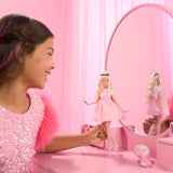 Lalka Barbie Deluxe Style nr. 3 ze strojem Barbiecore, blond włosami spiętymi w wysoki kok, pastelową różową sukienką z dużą kokardką i dodatkami takimi jak rajstopy kabaretki, lalki HYV27 Naty Shop