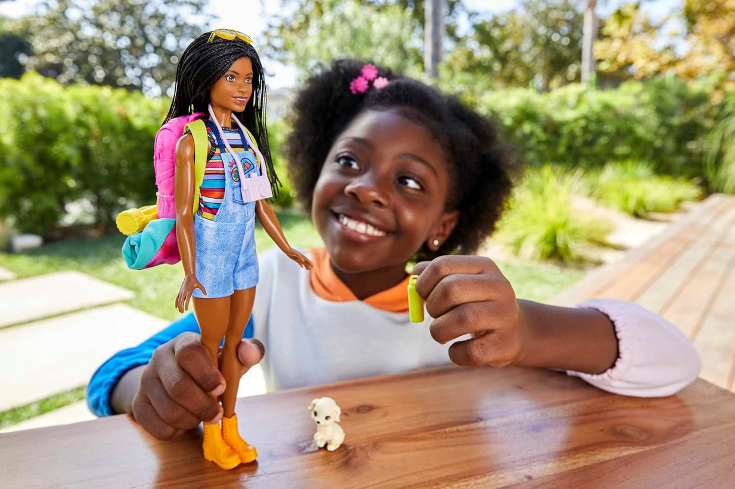 Podwójna lalka Barbie HDF74! Brooklyn Camping Doll (Brunetka z plecionymi warkoczami, ok. 29 cm) ze szczeniakiem, plecakiem, śpiworem, 10 akcesoriami kempingowymi, prezentem dla dzieci w wieku 3 lat i starszych