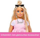 Lalka Barbie Deluxe Style nr. 3 ze strojem Barbiecore, blond włosami spiętymi w wysoki kok, pastelową różową sukienką z dużą kokardką i dodatkami takimi jak rajstopy kabaretki, lalki HYV27 Naty Shop