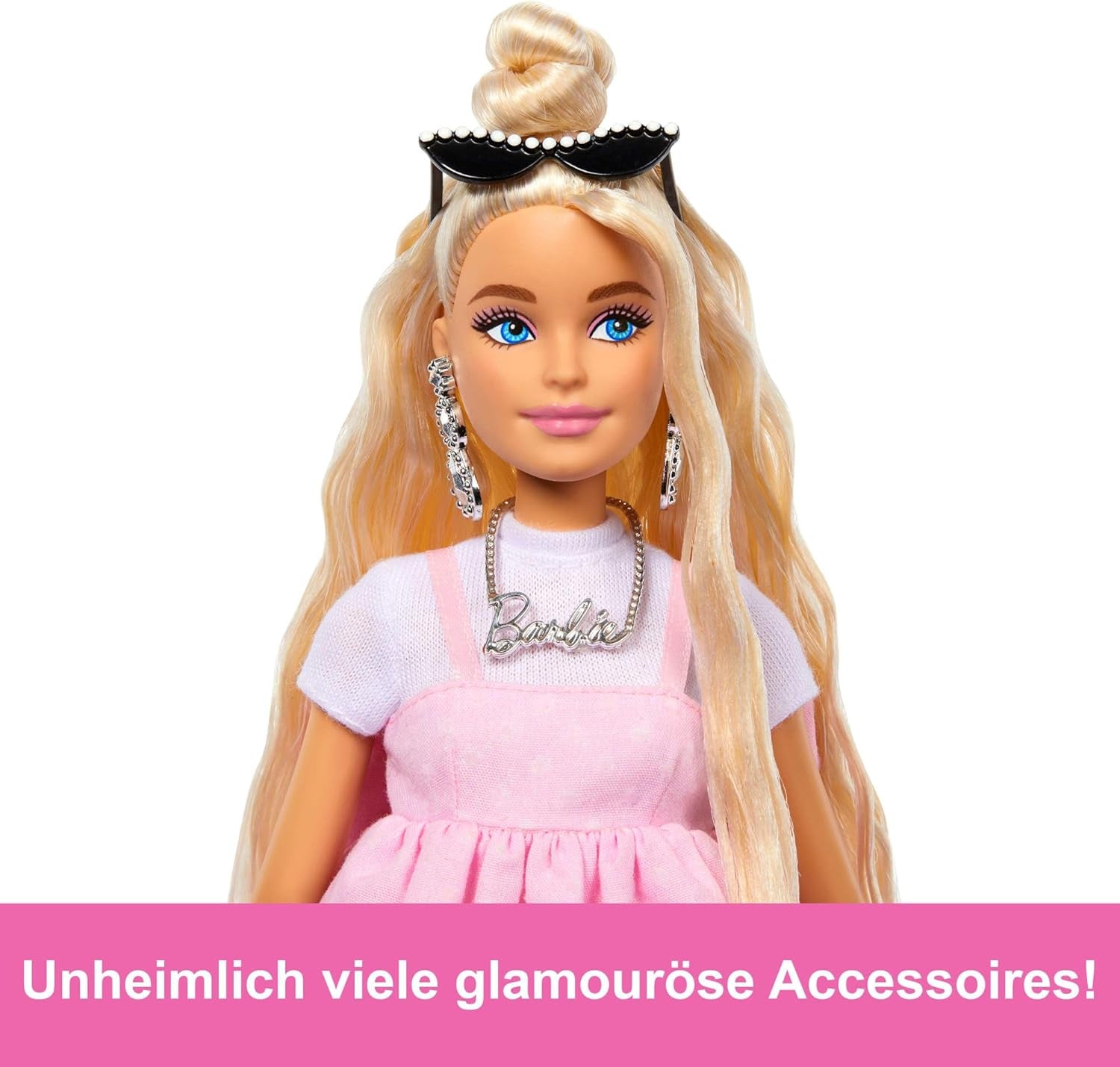 Lalka Barbie Deluxe Style nr. 3 ze strojem Barbiecore, blond włosami spiętymi w wysoki kok, pastelową różową sukienką z dużą kokardką i dodatkami takimi jak rajstopy kabaretki, lalki HYV27 Naty Shop