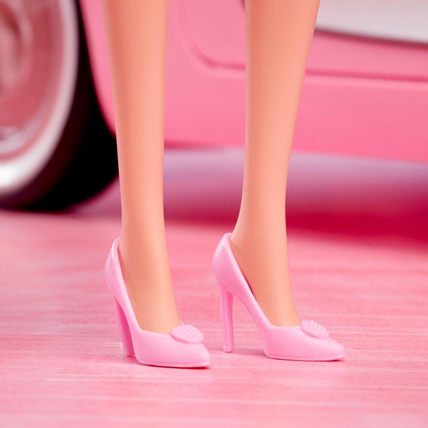 Barbie Film na podstawie filmu Margot Robbie jako figurka kolekcjonerska Barbie w różowej bluzce i tiulowej spódnicy ze stylizowaną fryzurą i pasującą biżuterią JBJ53