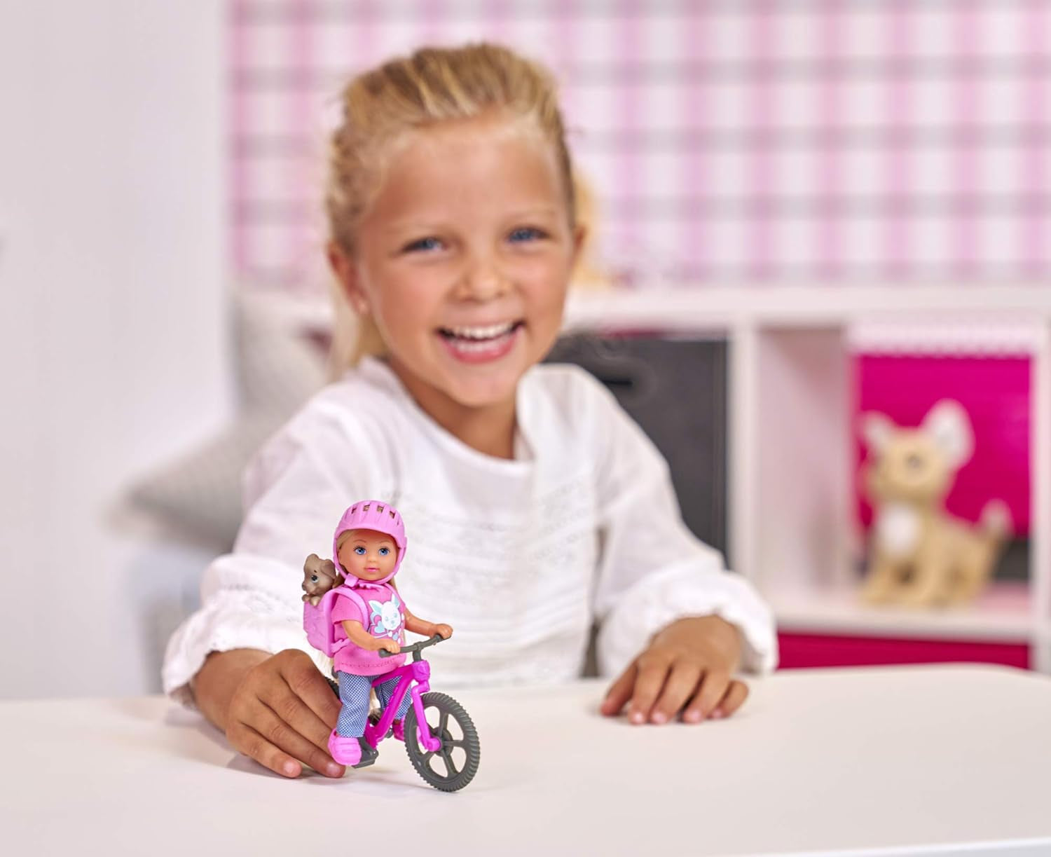 Simba 105733273 - Evi Love Fun Holiday Lalka rowerowa z rowerem, psem i plecakiem, lalka modowa, 12 cm, dla dzieci w wieku 3 lat i starszych