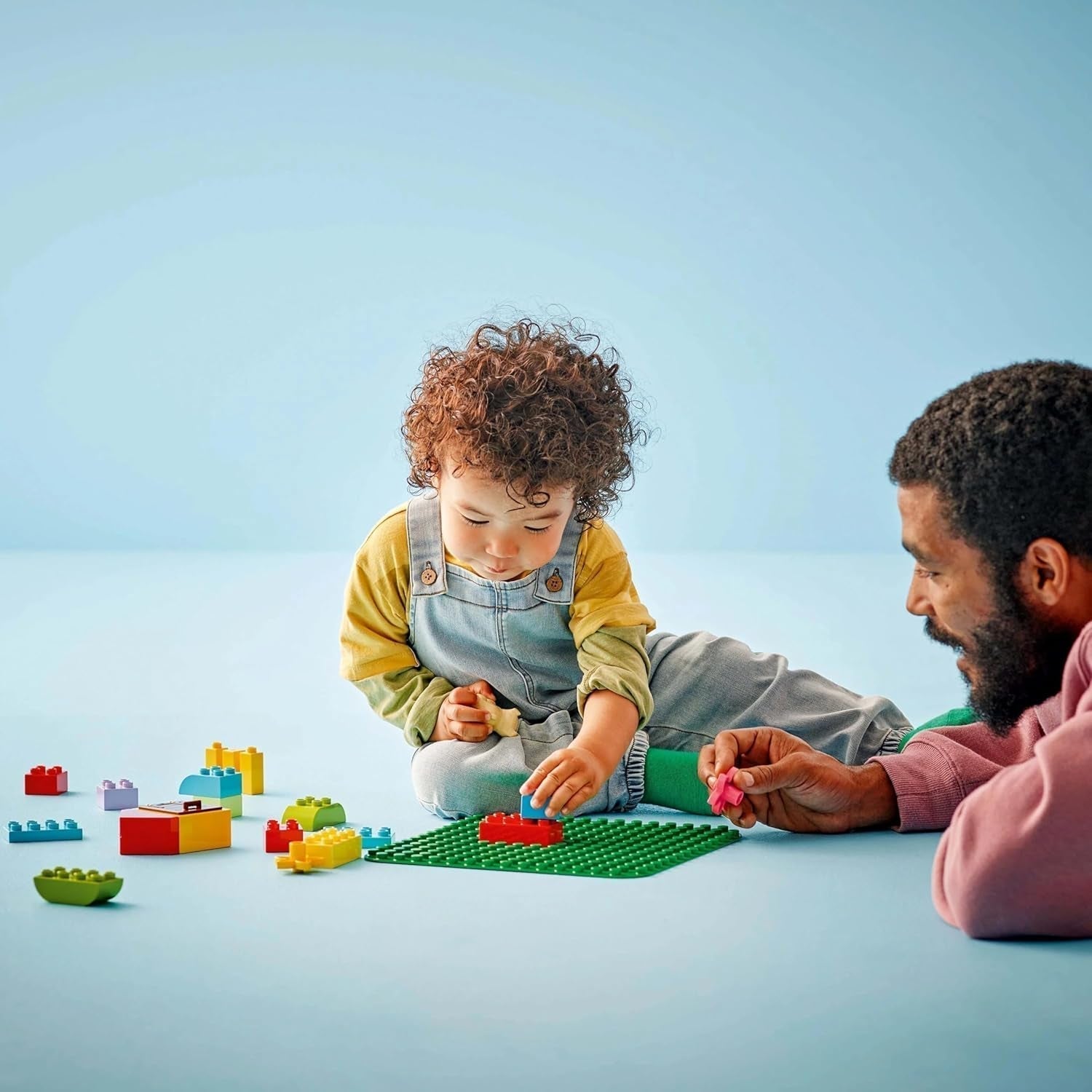 Zielona deska konstrukcyjna LEGO DUPLO, Zabawka konstrukcyjna dla dzieci od 18. miesiąca życia, Do eksponowania modeli, Umożliwia przedszkolakom kreatywne budowanie i twórczą zabawę, Zabawka edukacyjna 10460 Zestawy do budowania Besuche den LEGO-Store